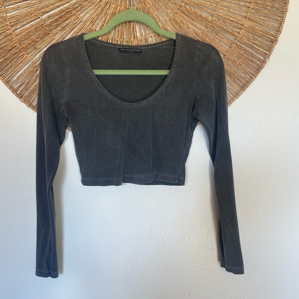 Brandy Melville 
Retro Wash Long Sleeve 
Crop Top
One Size (Fits like a Small)